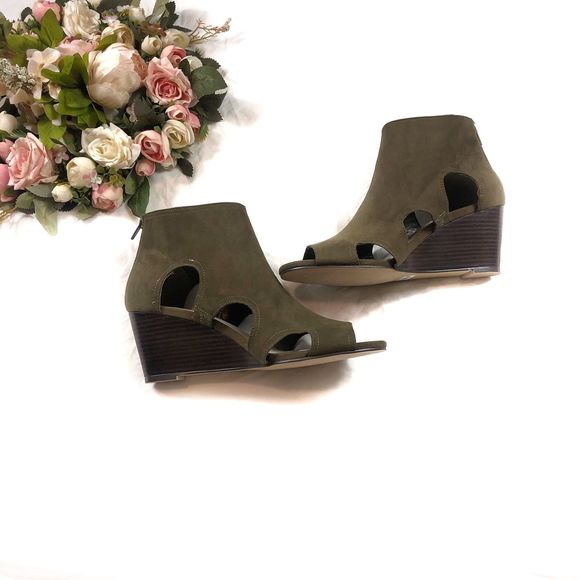 NWT Torrid Cutout Peep Toe Olive Wedge 11.5 - Picture 2 of 7